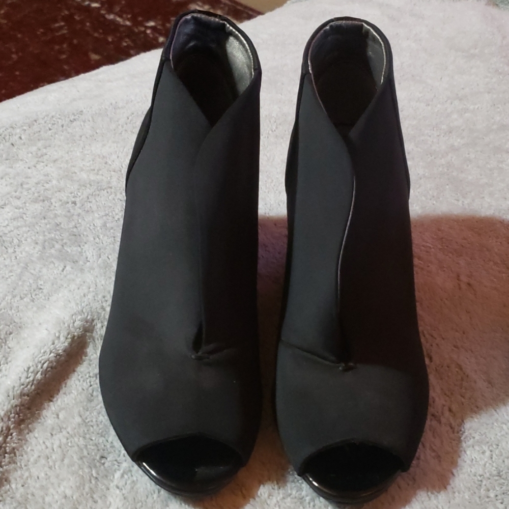 Black wedges